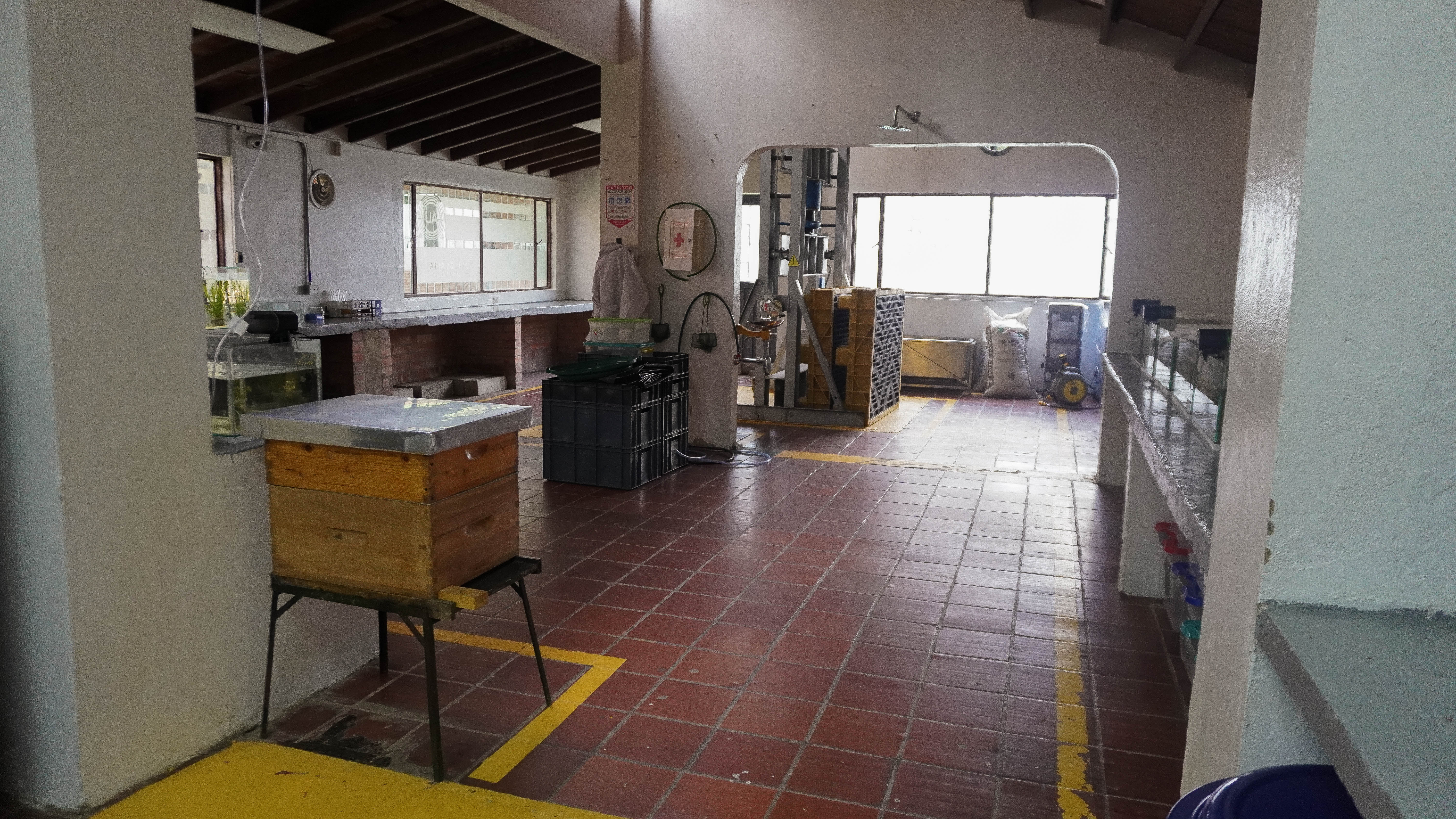 Laboratorio de Acuicultura con equipos y colmenas de abejas.